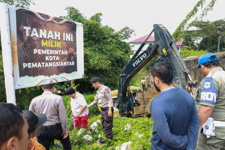 Satpol PP Siantar Ratakan Kuburan Mr X di Jalan Vihara