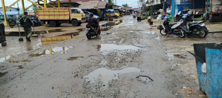 Akses Jalan Depan Pasar Sungai Kakap Mulai Rusak