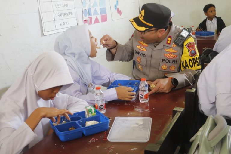 Kapolres Langkat Bersama Ketua Bhayangkari Cabang Langkat Gelar Perdana Makan Bergizi Gratis