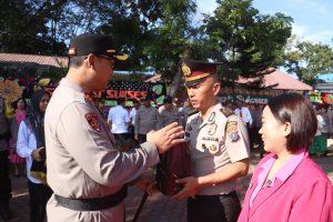 Kapolres Langkat Pimpin Upacara Kenaikan Pangkat Personel.