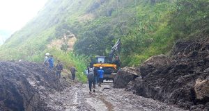 Pemkab Simalungun Kirim Alat Berat Tanggulangi Jalan Longsor