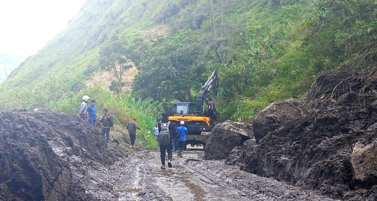 Pemkab Simalungun Kirim Alat Berat Tanggulangi Jalan Longsor
