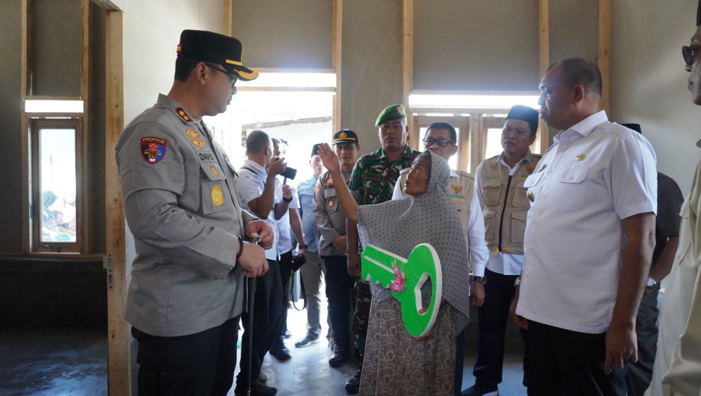 Pj Bupati Bersama Kapolres Langkat Serahkan Bantuan Baznas Kepada Warga Korban kebakaran