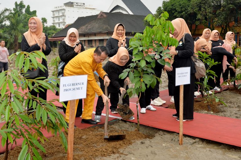 Pj Gubernur Sumut Agus Fatoni bersama Pj Ketua PKK Bagikan Vitamin dan Zat Besi kepada Siswa
