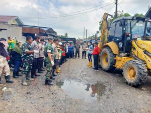 Polsek Pangkalan susu dan Masyarakat Bersihkan Sampah