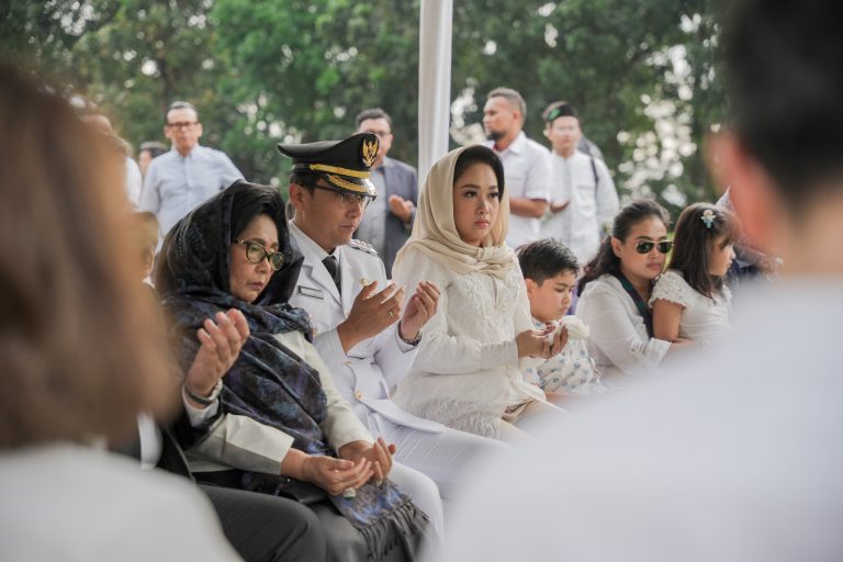 Dilantik Sebagai Wali Kota, Rico Waas Ziarah Makam Sang Ayah