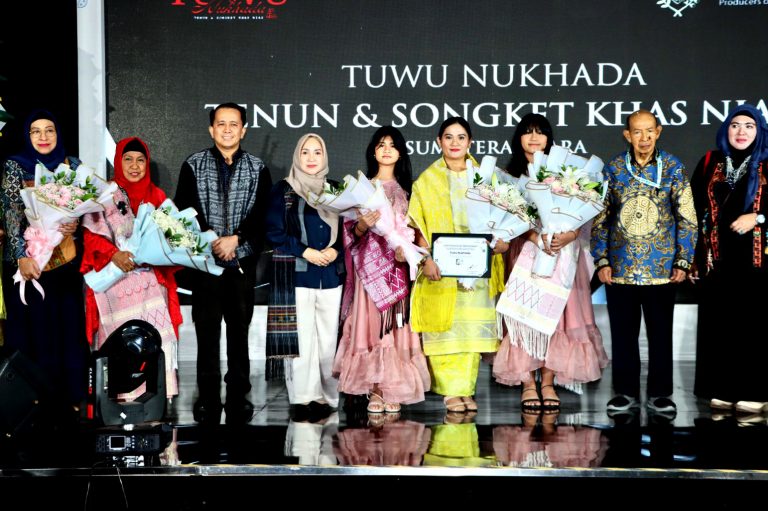 Fatoni hadiri Fashion Show Tuwu Nukhada di Inacraft