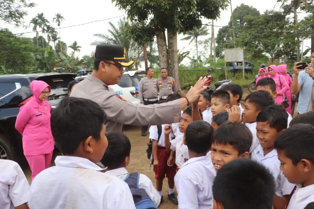 Kapolres Langkat Berikan Bantuan Sosial untuk Siswa SD Desa Adin Tengah