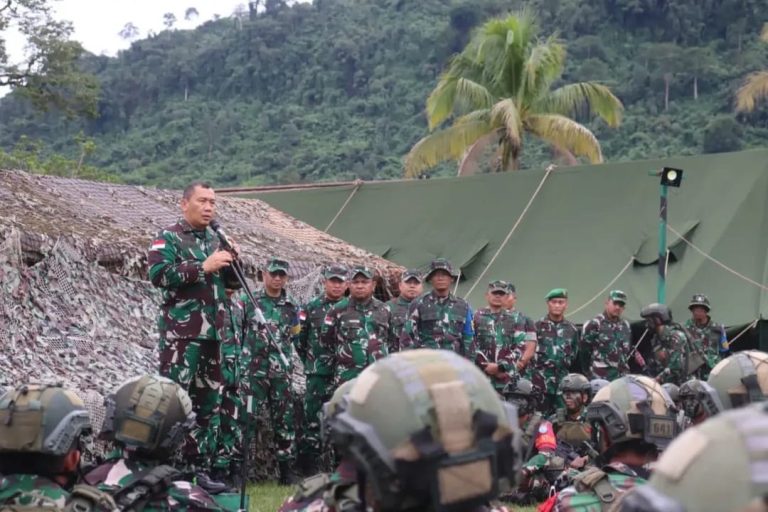 Kasrem 121Abw Kolonel Inf Mohamad Isnaeni Dampingi Pangdam XIITPR Tinjau Latihan Yonif 644WLS