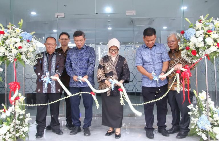 Peresmian Wajah Baru BTN Sianțar, dr Susanti Serahkan Miniatur BSA