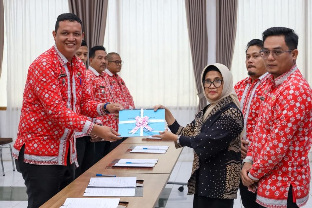 dr Susanti Serahkan DHKP dan SPPT PBB-P2 Tahun 2025