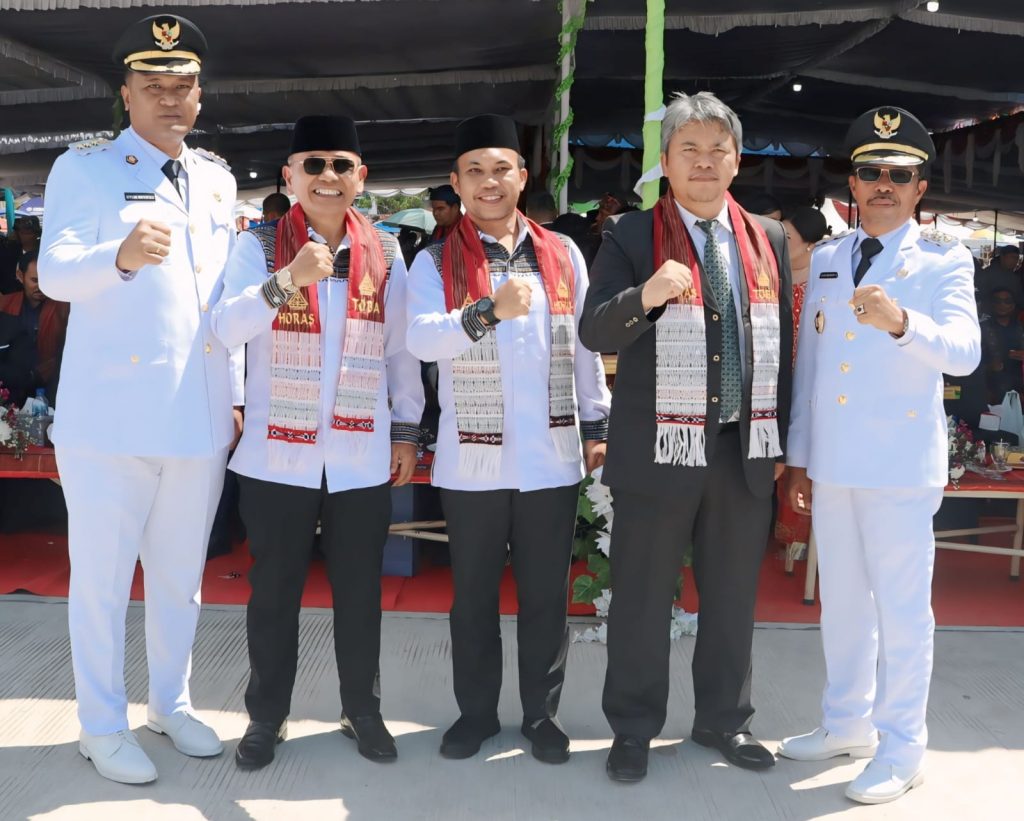 Bupati Simalungun Bersama Wakil Bupati Hadiri Peringatan Hari Jadi Kabupaten Toba