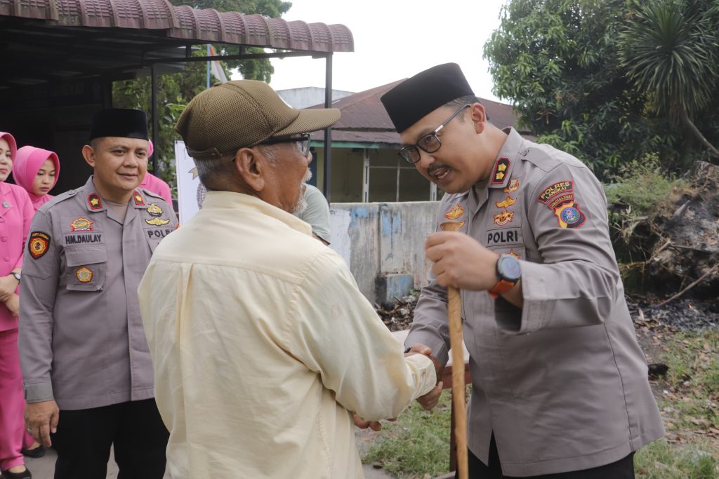 Kapolres Langkat Bagi-bagi Takjil