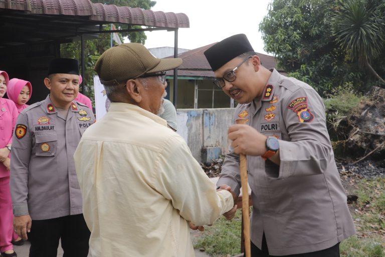 Kapolres Langkat Bagi-bagi Takjil