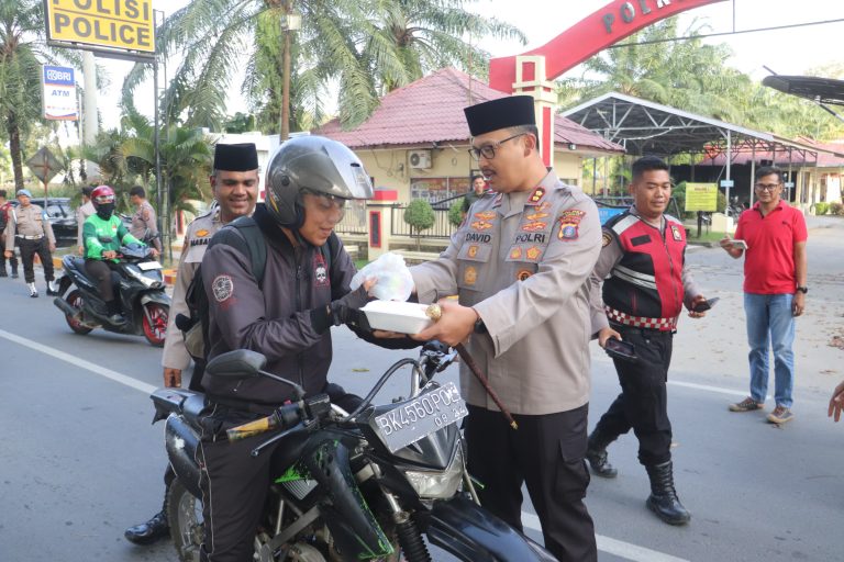 Kapolres Langkat Bagikan Takjil, Warga Sambut dengan Antusias