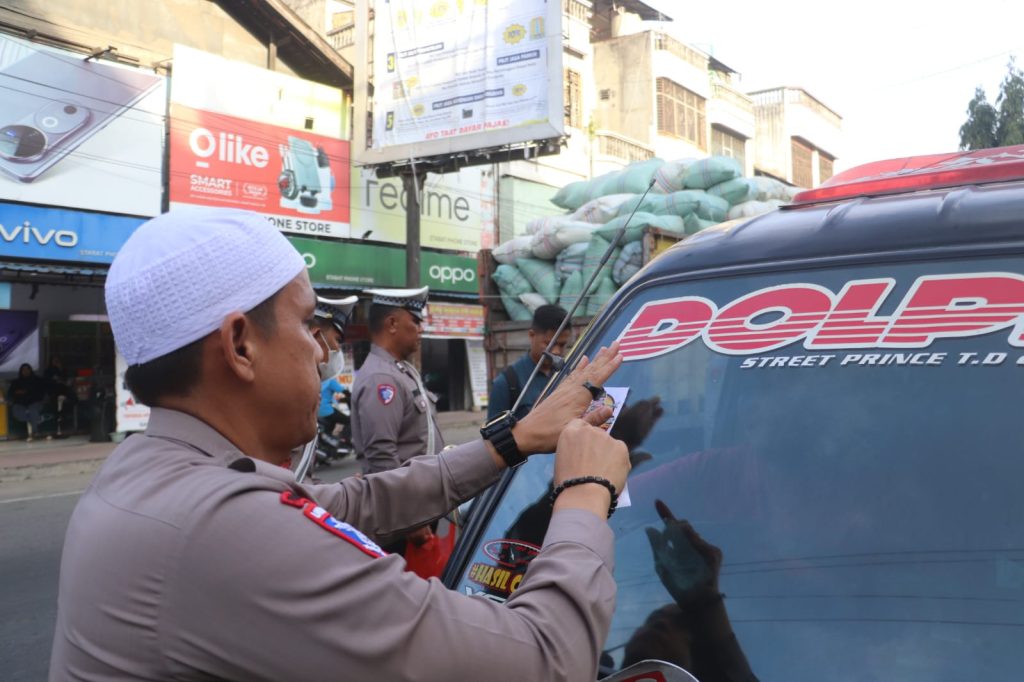 Kapolres Langkat Berbagi Takjil & Sosialisasi Hotline 110