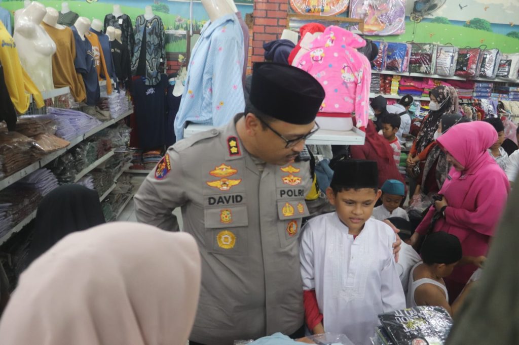 Kapolres Langkat ajak Anak Yatim Belanja Pakaian Lebaran.