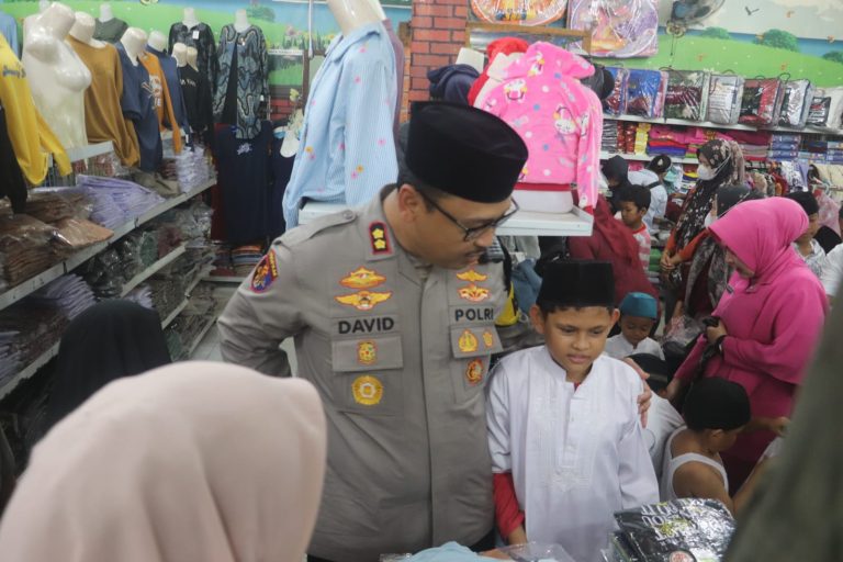 Kapolres Langkat ajak Anak Yatim Belanja Pakaian Lebaran.