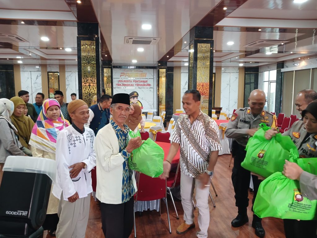Kapolresta Pontianak Salurkan Bansos untuk Guru Ngaji se-Kota Pontianak