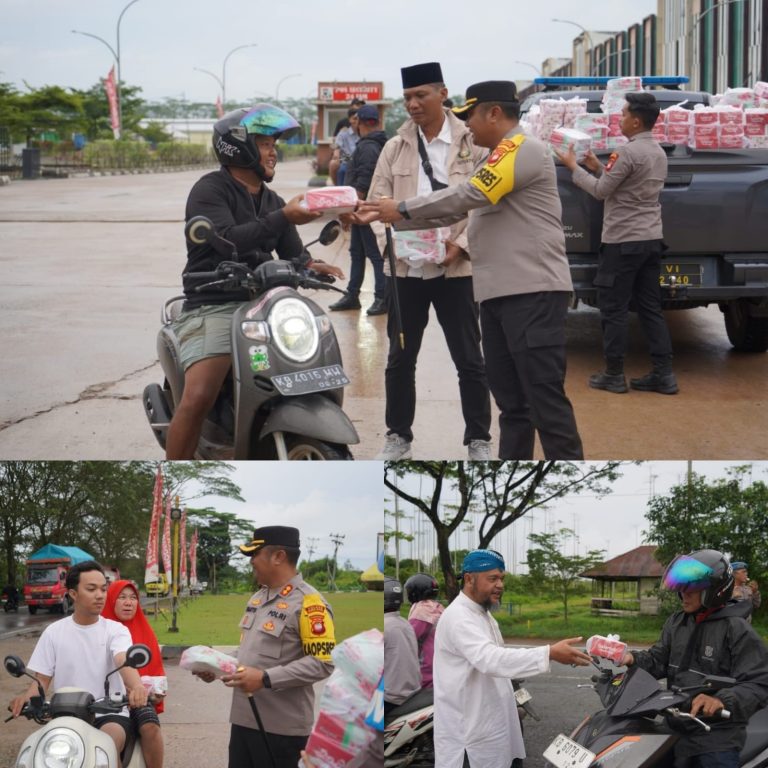 Polres Kubu Raya Bagi-Bagi Takjil Gratis