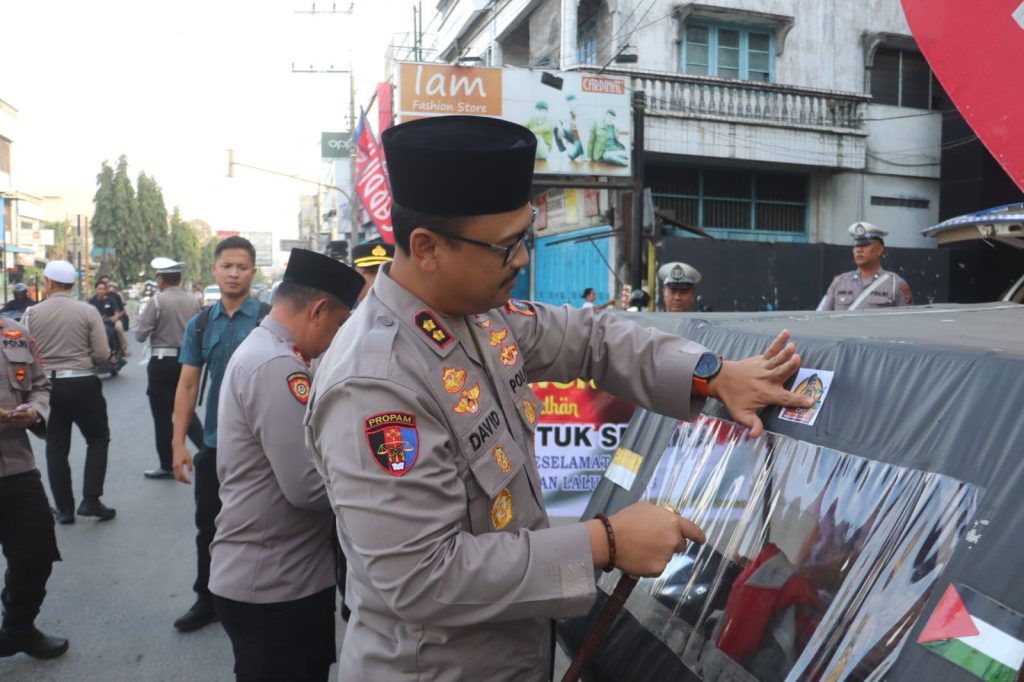 Polres Langkat Bagi Takjil dan Sosialisasikan Hotline Mudik 110