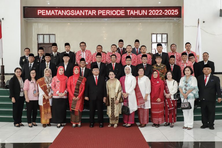 Rapat Paripurna DPRD Siantar Agenda Serah Terima Jabatan Wesly - Herlina