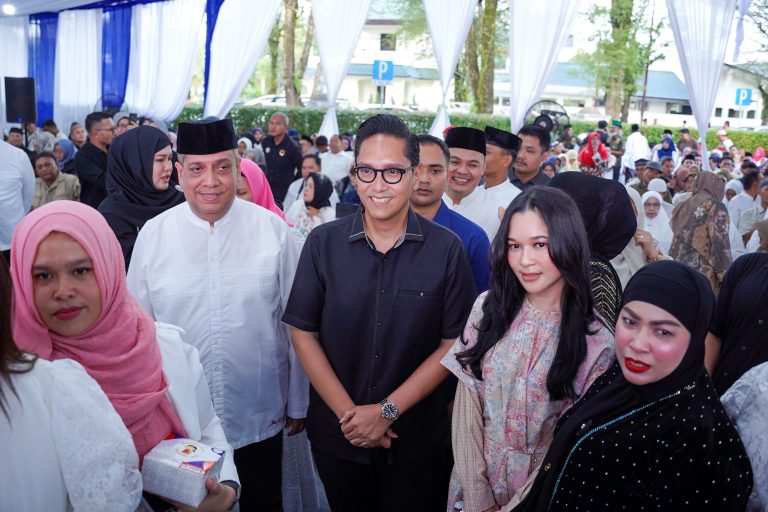 Rico Waas Buka Puasa Bersama Dengan Relawan dan Alumni Sekolah