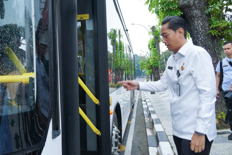 Rico Waas Pergi Kerja ke Balai Kota Naik Bus Listrik
