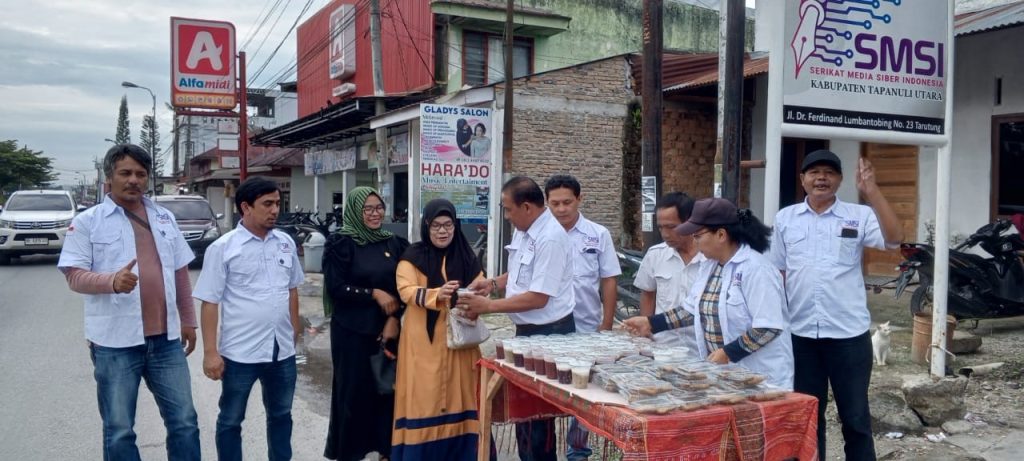 SMSI Kabupaten Tapanuli Utara Berbagi Kasih berbagi takjil