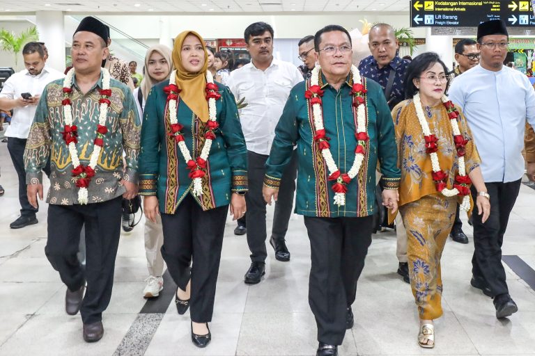 Walkot dan Wawalkot Siantar Tiba di Bandara Kualanamu Usai Retret di Magelang