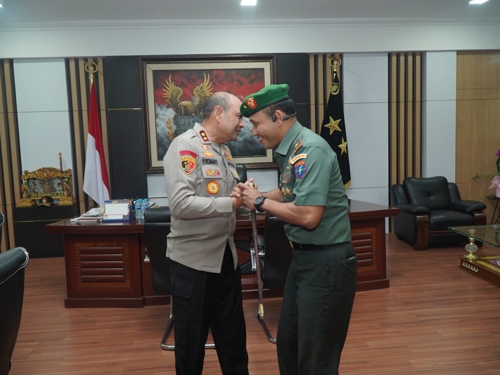 Danrem 121Abw Brigjen TNI Purnomosidi Silaturahmi ke Polda Jabar