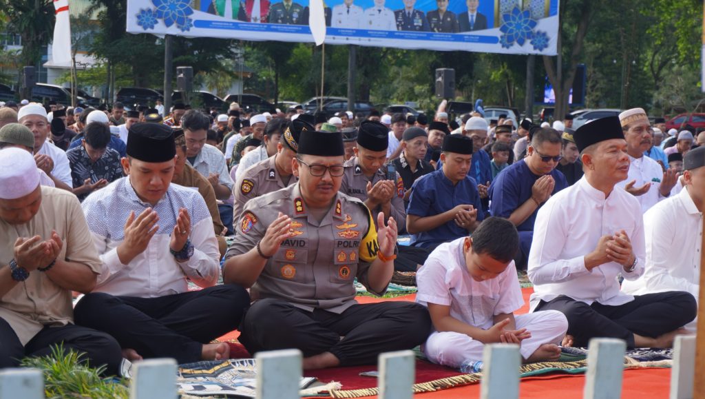 Kapolres Langkat Sholat Idul Fitri Bersama Ribuan Warga