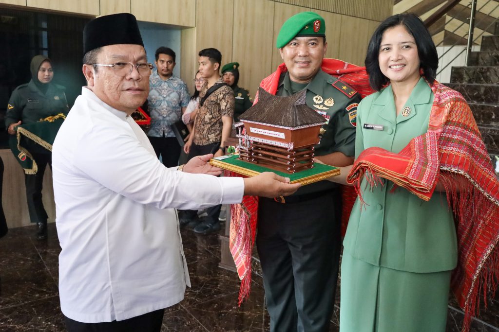 Walkot Wesly Hadiri Acara Pelepasan Danrem 022PT Brigjen Tagor Rio Pasaribu