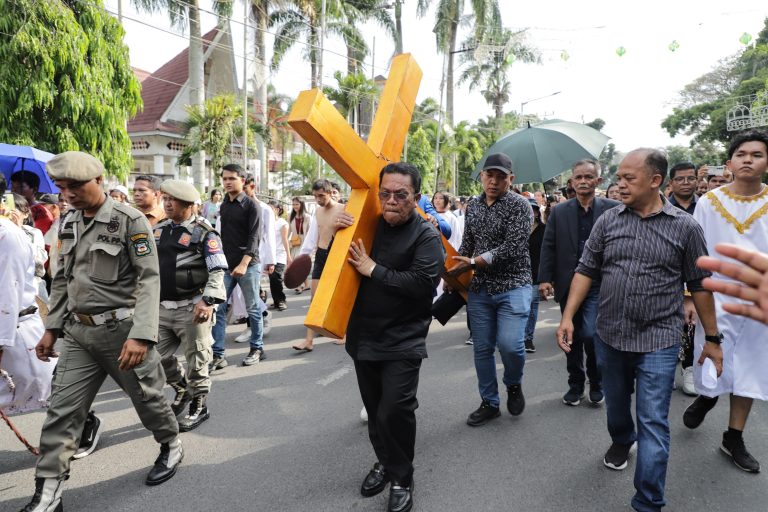 Walkot Wesly Ikuti Prosesi Jalan Salib Jum'at Agung