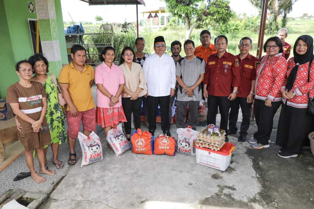 Walkot Wesly Serahkan Bantuan ke Korban Angin Puting Beliung dan Longsor