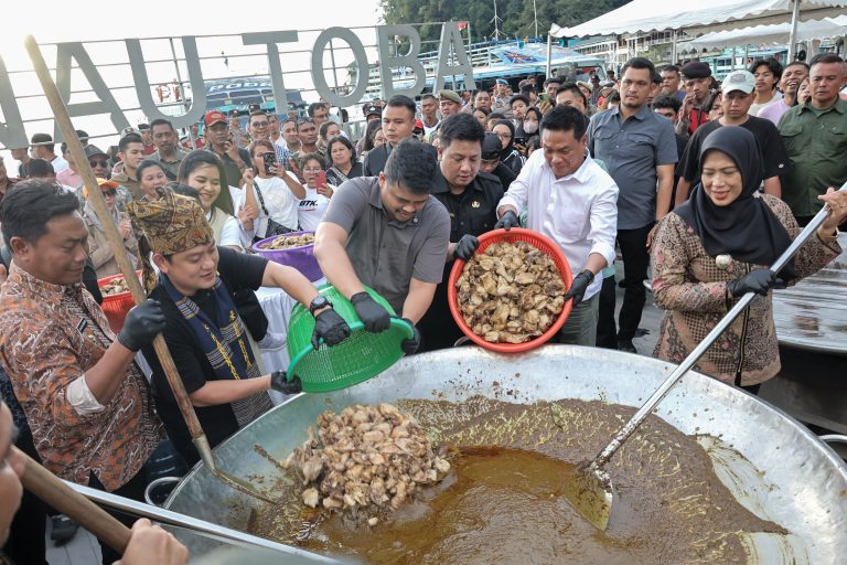 Wawalkot Herlina Hadiri Mangan Baggal HUT Provinsi Sumut Ke-77 di Parapat