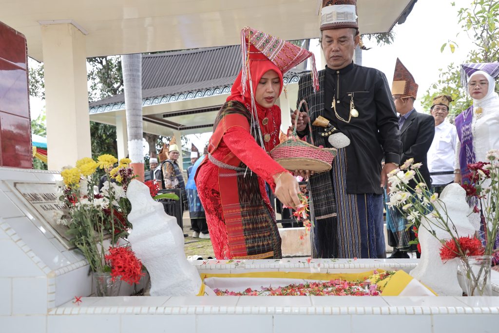 Wesly dan Herlina Ziarah ke Makam Raja Siantar Sang Naualuh Damanik