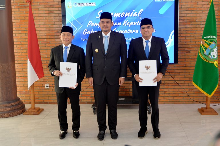 Bobby Nasution Serahkan SK Pengawas Perumda Tirtanadi