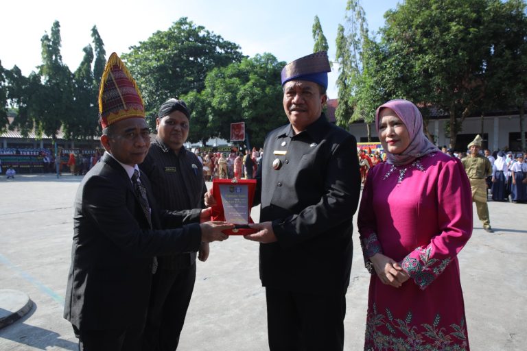 Bupati Asahan Gunakan Tanjak Melayu Peringati Hardiknas