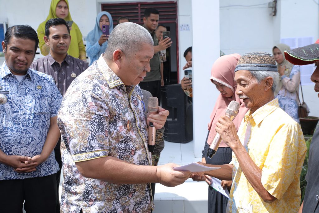 Bupati Asahan Serahkan BPJS Kesehatan Gratis dan KIP Kepada Masyarakat di 4 Kecamatan