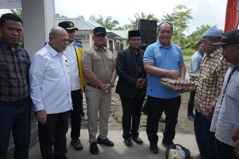 Bupati dan Wabup Asahan Serahkan Bantuan Korban Banjir di Desa Sei Dua Hulu