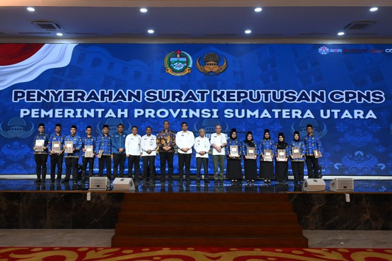 Gubernur Bobby Nasution Serahkan 692 SK CPNS Pemprov Sumut