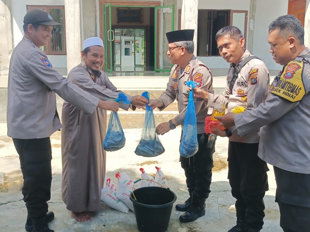 Kapolsek Hinai Berbagi Berkah di Ponpes Al Fathah Desa Suka Jadi