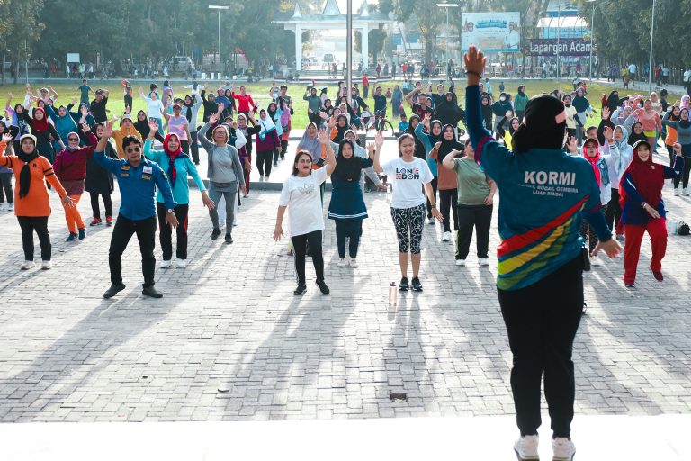 Ketua TP PKK Kota Pematangsiantar Ikuti Senam Bersama KORMI