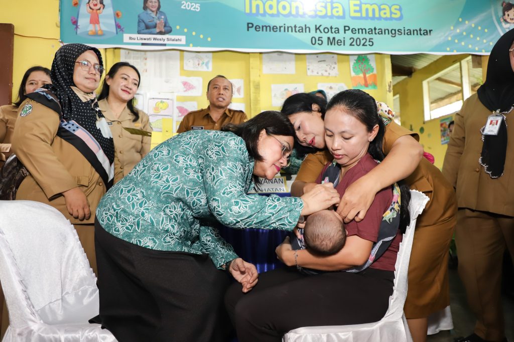 Ketua Tim Pembina Posyandu Siantar Teteskan Vaksin Polio ke Bayi