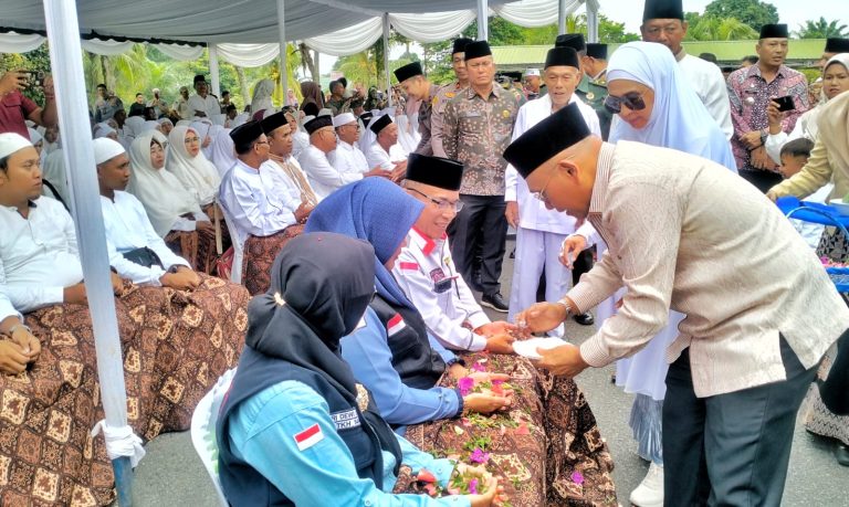 Pemkab Simalungun Tepung Tawari Jamaah Calhaj dan Berikan Uang Saku
