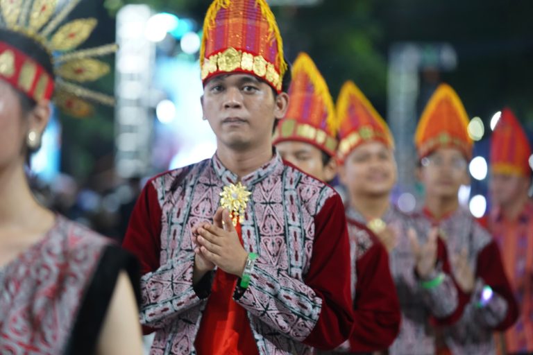Rico Waas & Ketua TP PKK Ikuti Karnaval Budaya APEKSI Surabaya