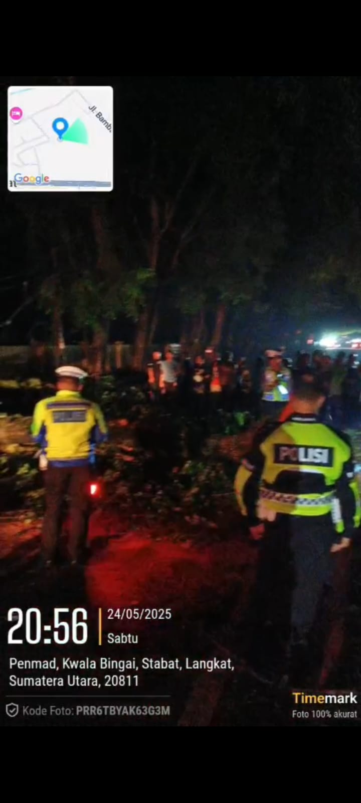 Satlantas Polres Langkat Saat Pohon Tumbang Lumpuhkan Jalan