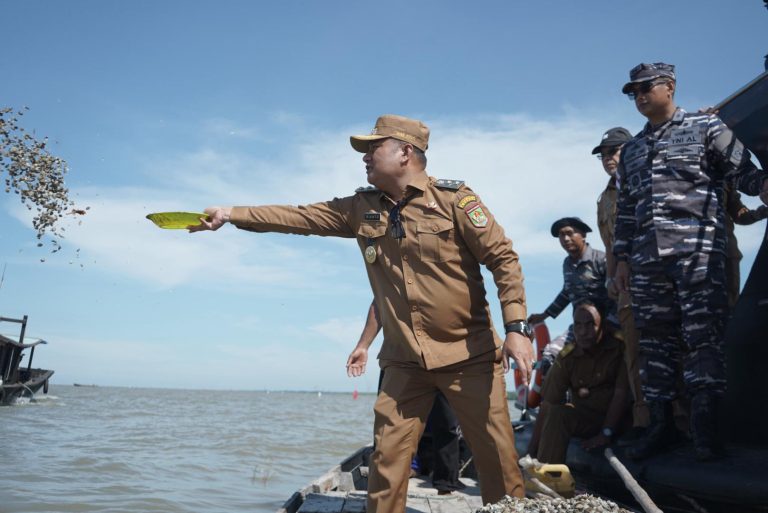Tingkatkan Perekonomian Nelayan Silo Baru, Wabup Asahan Tabur Benih Kerang Dara