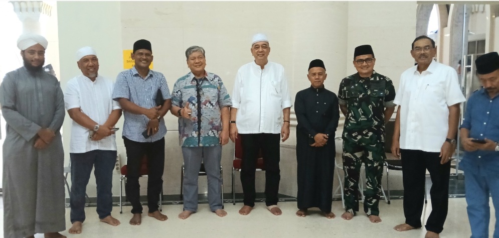 Tradisi Saling Sapa Bakda Jumat di Masjid Agung Medan